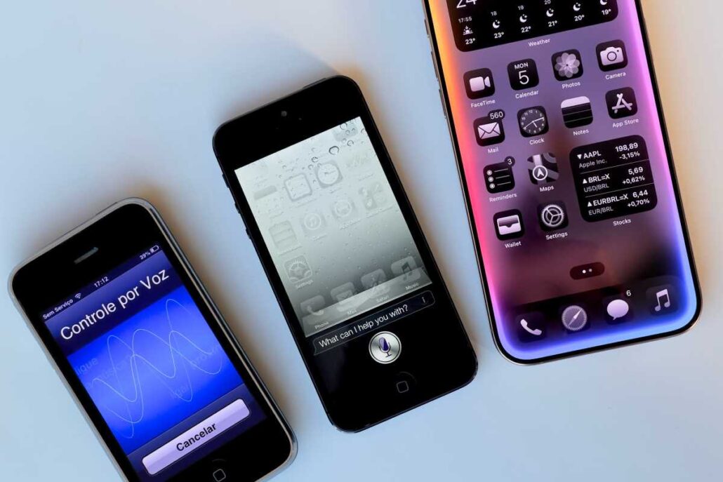 Three iPhones on a light blue surface; left screen shows Spanish 'Control por Voz', center displays Siri asking 'What can I help you with?', right shows a full app-filled home screen.
